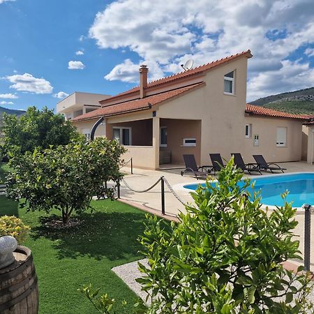 Beautiful Holiday Home "Villa Luka" Kaštel Štafilić Екстериор снимка
