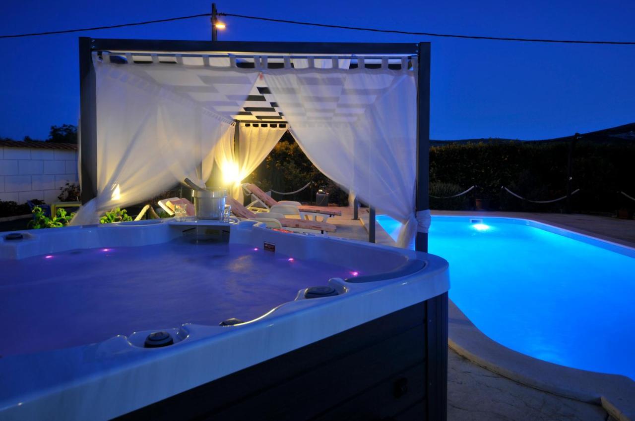 Beautiful Holiday Home "Villa Luka" Kaštel Štafilić Екстериор снимка
