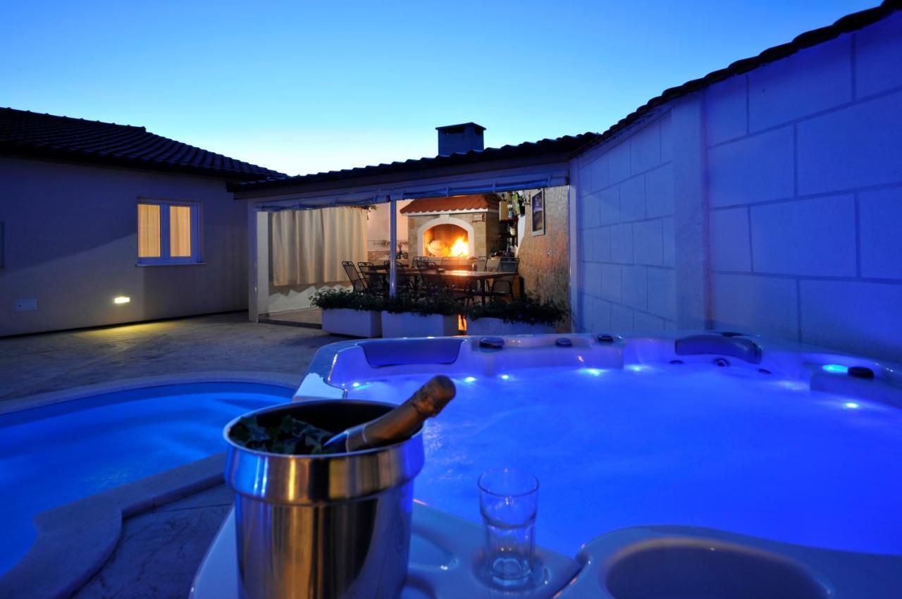 Beautiful Holiday Home "Villa Luka" Kaštel Štafilić Екстериор снимка