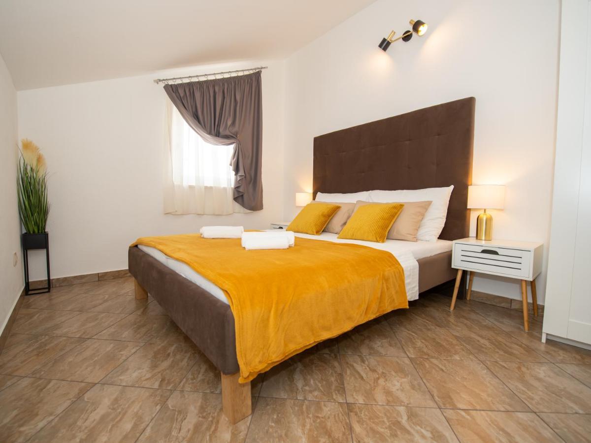 Beautiful Holiday Home "Villa Luka" Kaštel Štafilić Екстериор снимка