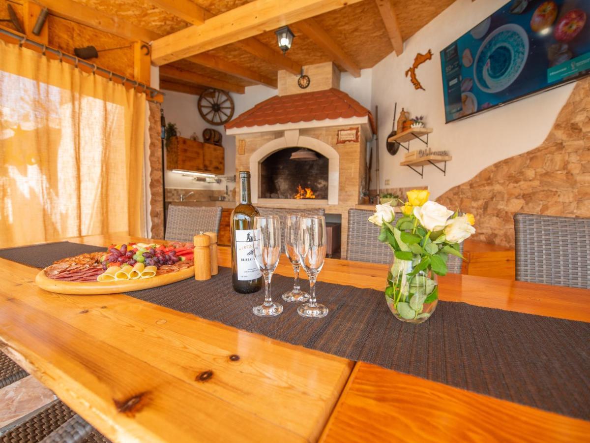 Beautiful Holiday Home "Villa Luka" Kaštel Štafilić Екстериор снимка