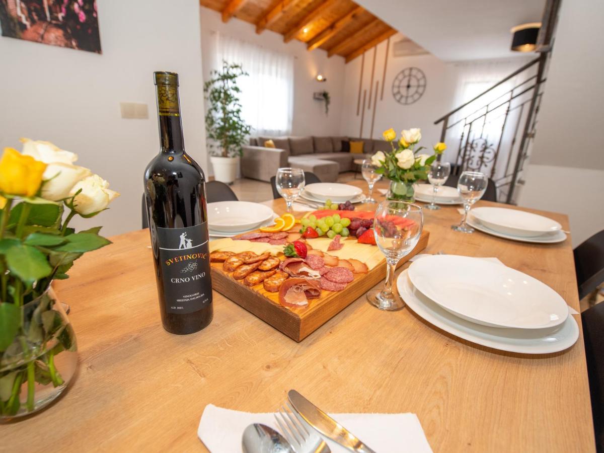 Beautiful Holiday Home "Villa Luka" Kaštel Štafilić Екстериор снимка