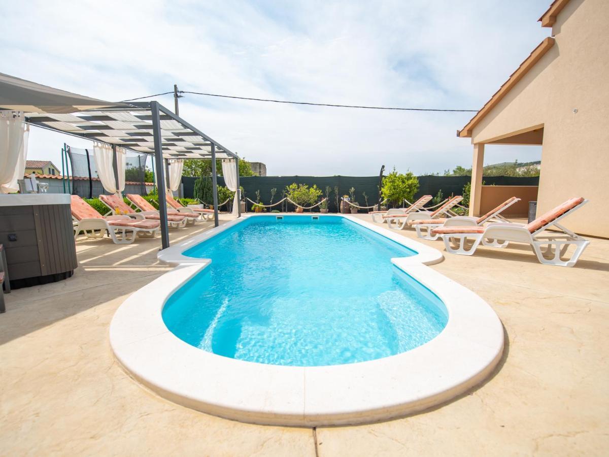 Beautiful Holiday Home "Villa Luka" Kaštel Štafilić Екстериор снимка