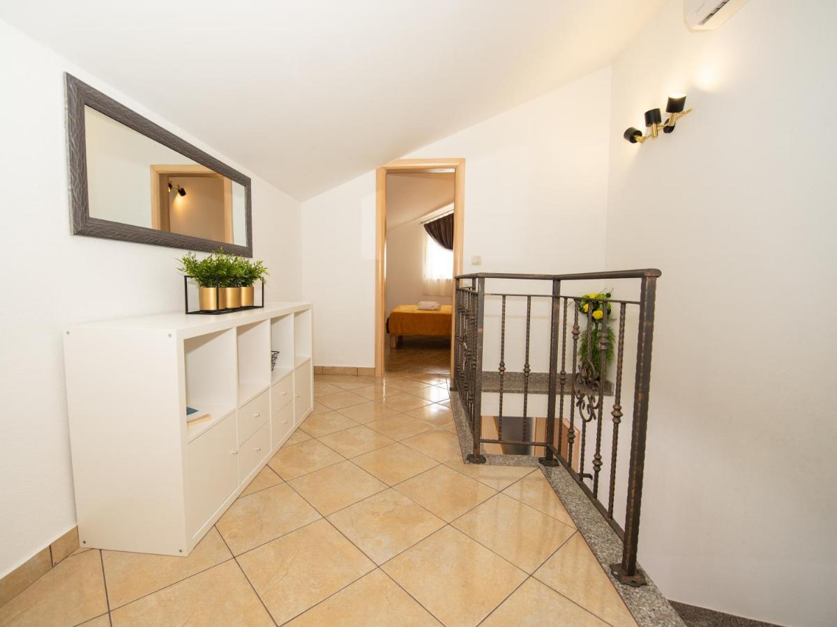 Beautiful Holiday Home "Villa Luka" Kaštel Štafilić Екстериор снимка