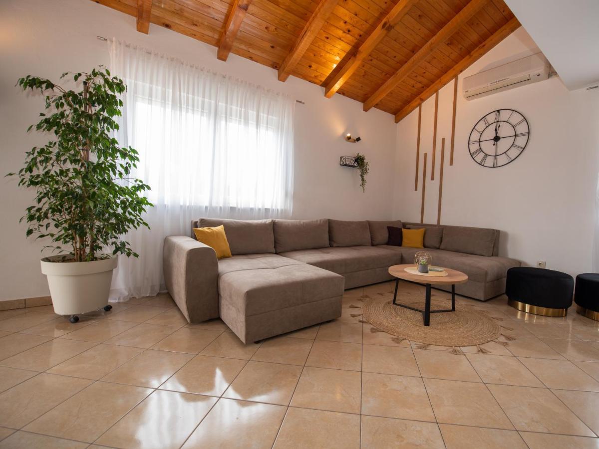 Beautiful Holiday Home "Villa Luka" Kaštel Štafilić Екстериор снимка