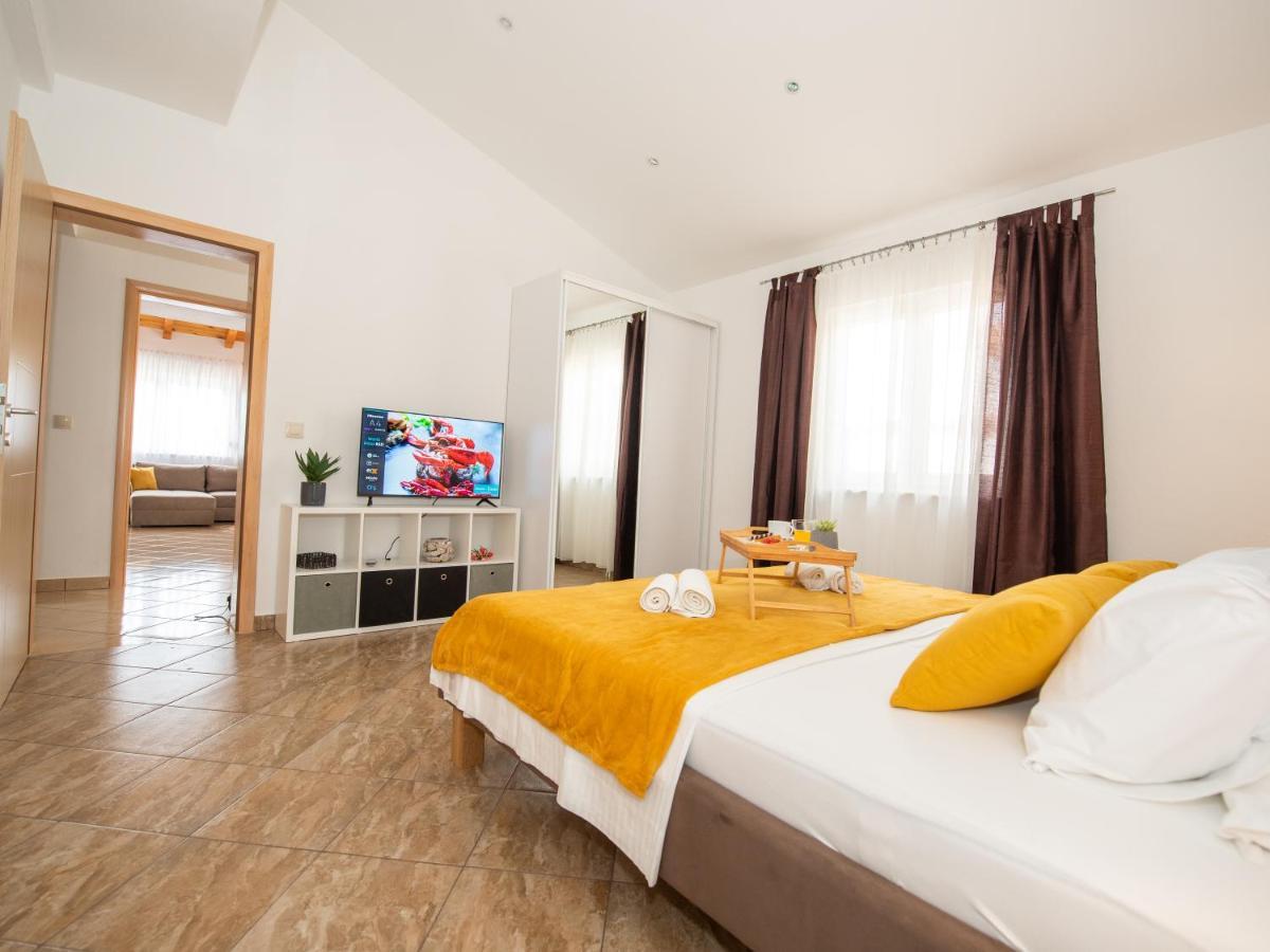 Beautiful Holiday Home "Villa Luka" Kaštel Štafilić Екстериор снимка