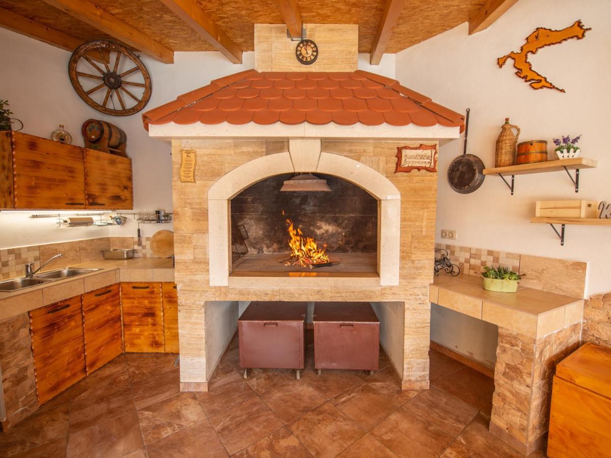 Beautiful Holiday Home "Villa Luka" Kaštel Štafilić Екстериор снимка