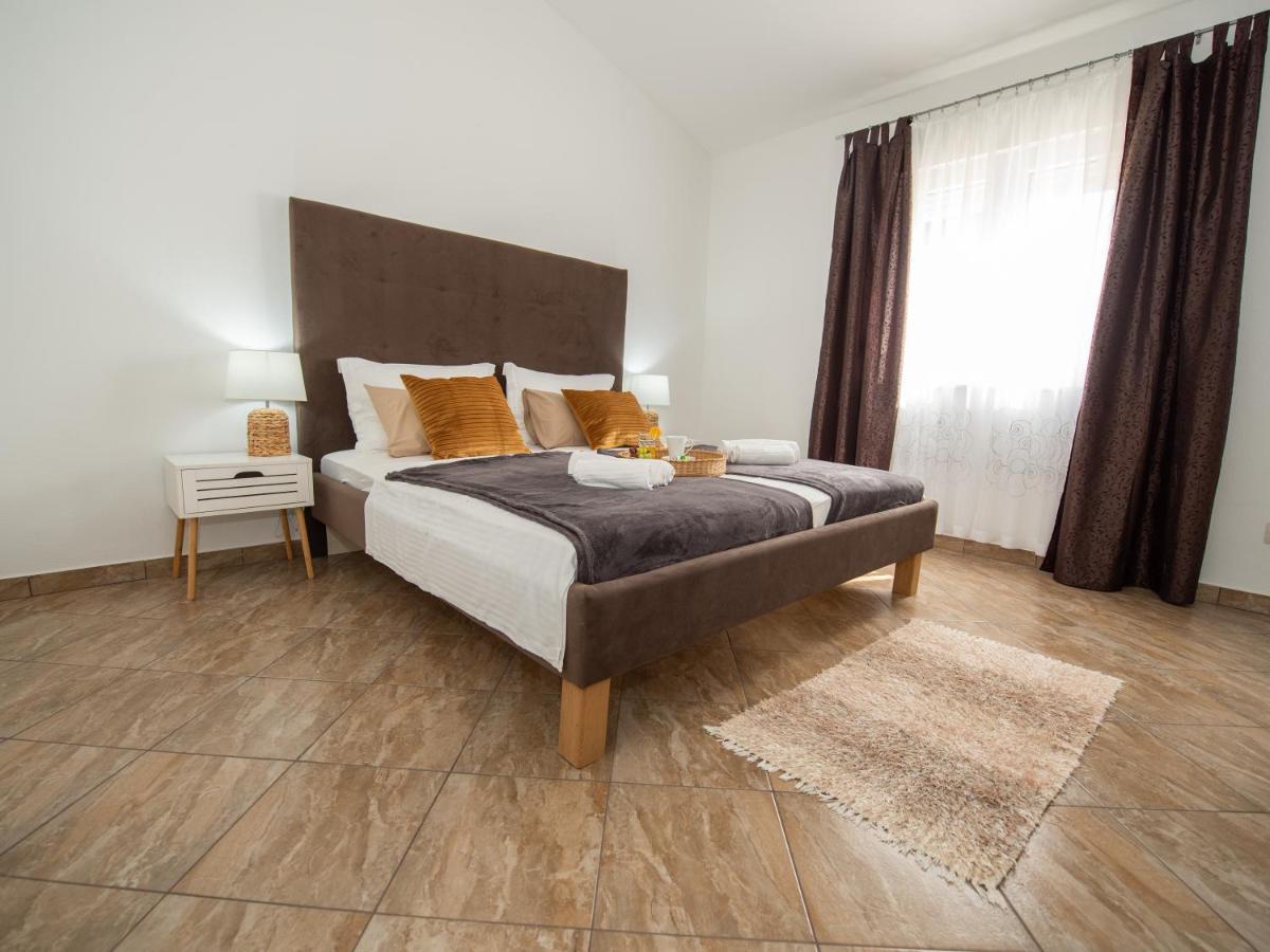 Beautiful Holiday Home "Villa Luka" Kaštel Štafilić Екстериор снимка