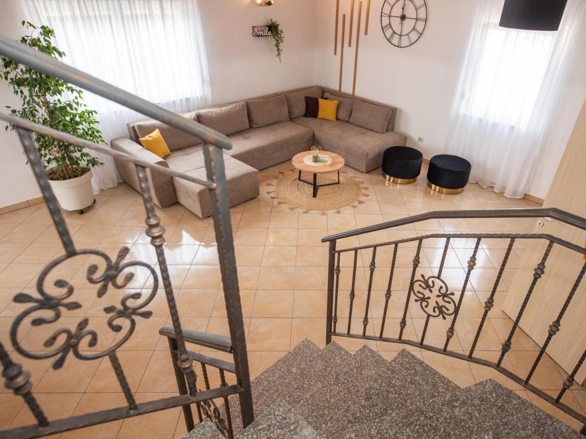 Beautiful Holiday Home "Villa Luka" Kaštel Štafilić Екстериор снимка