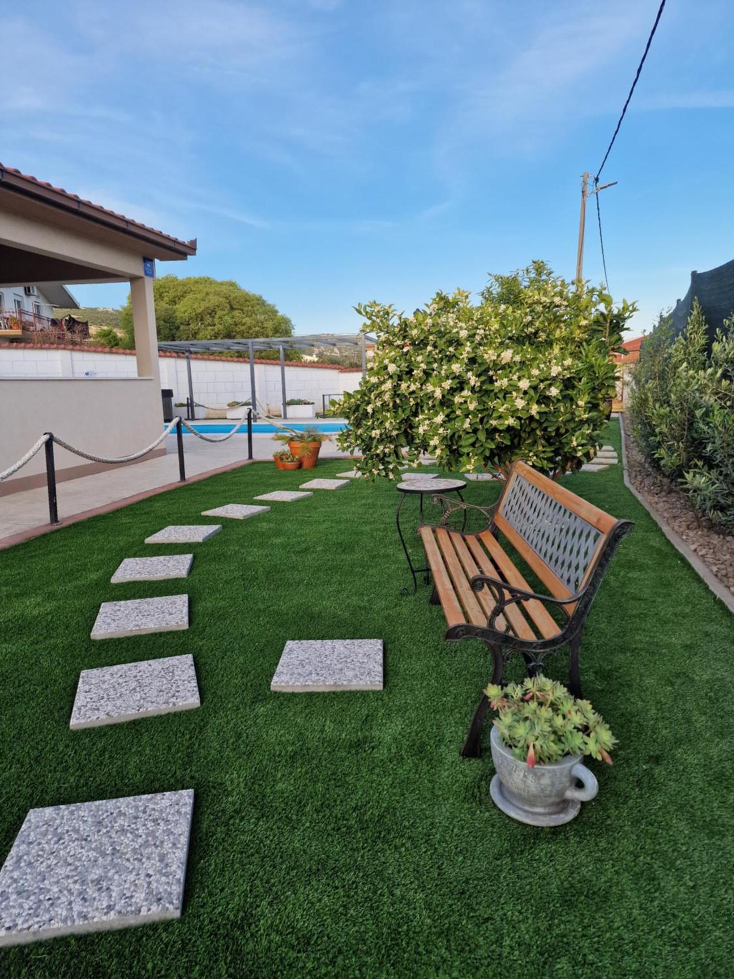 Beautiful Holiday Home "Villa Luka" Kaštel Štafilić Екстериор снимка