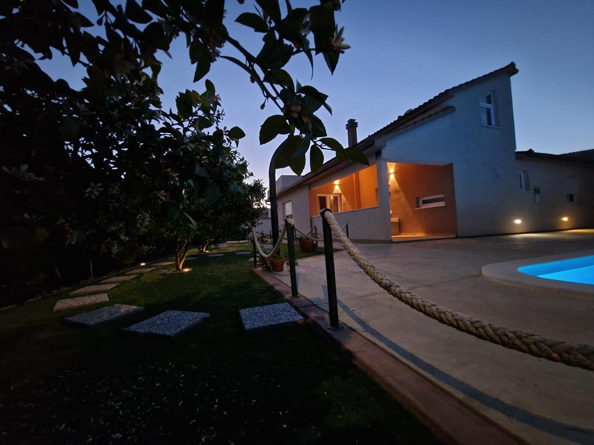 Beautiful Holiday Home "Villa Luka" Kaštel Štafilić Екстериор снимка