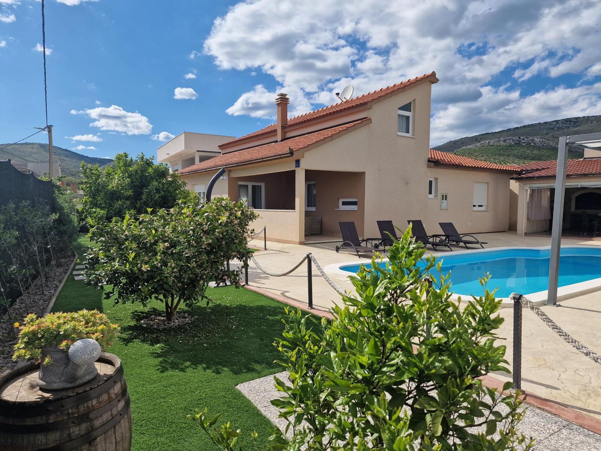 Beautiful Holiday Home "Villa Luka" Kaštel Štafilić Екстериор снимка